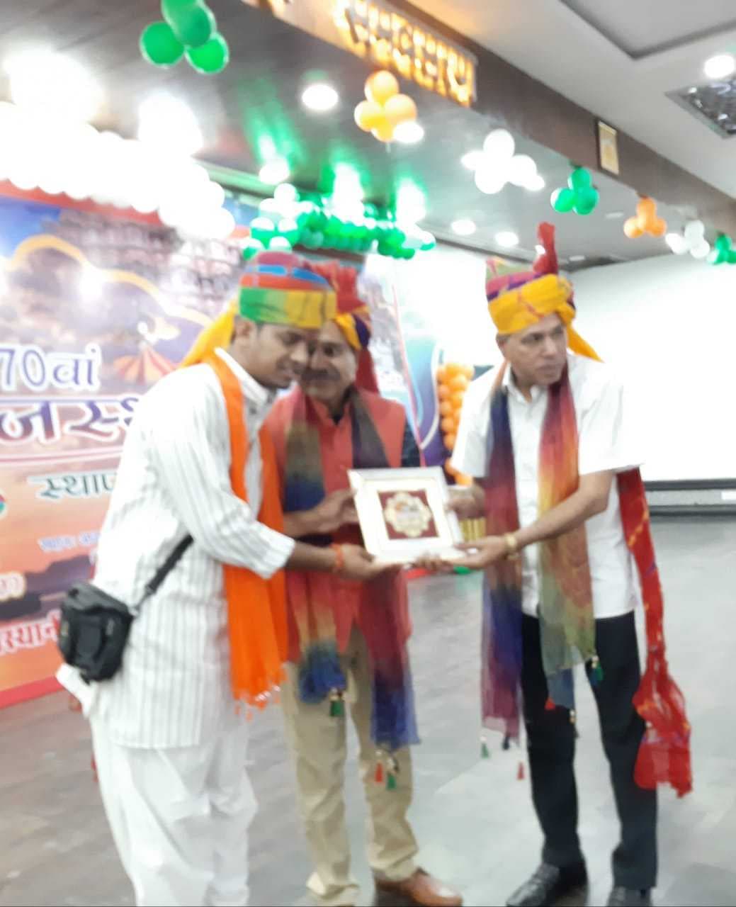 राजस्थान मित्र मंडल नई दिल्ली ने इस ग्रुप के सम्मानित सदस्य दिनेश वैष्णव, केकड़ी का राजस्थान दिवस पर शिक्षा में नवाचार के लिए किया सम्मान। पांच प्रविष्टि में शामिल रहे दिनेश जी। बहुत बहुत बधाई।