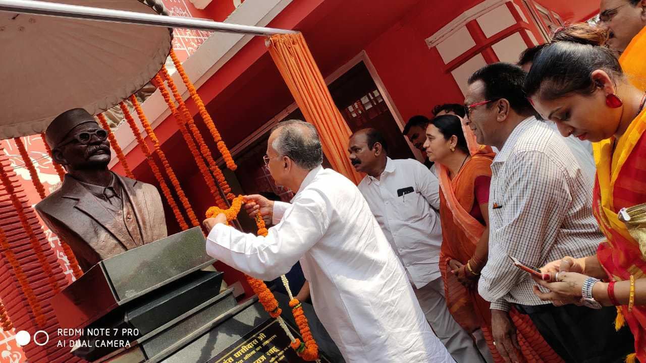 ***वैष्णव राजवंश के राजा स्व. महंत घासीदास की नवनिर्मित मूर्ति का अनावरण किया गया*******