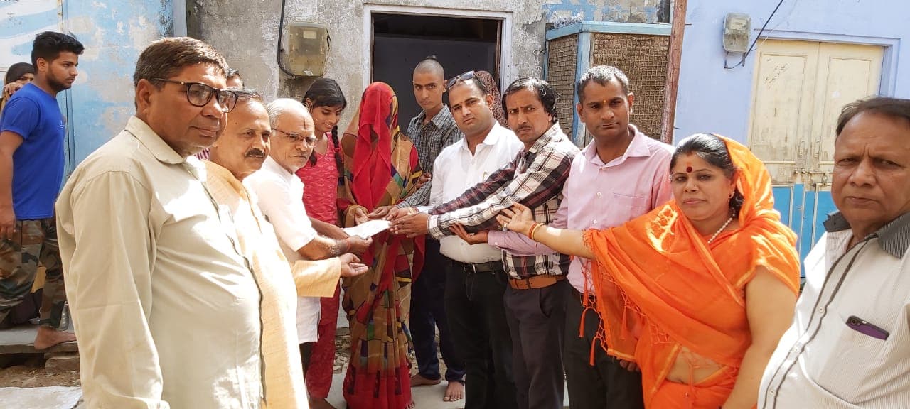 दिवंगत पत्रकार मन्नू वैष्णव की पत्नी को अखिल भारतीय वैष्णव ब्राह्मण सेवा संघ ने सौंपी एक लाख इकसठ हजार की सहायता राशि